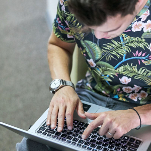 Эксперты рассказали о стандартных фразах, которые используют мошенники в мессенджерах