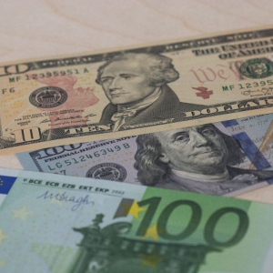 Эксперт рассказал, какие купюры лучше не хранить дома