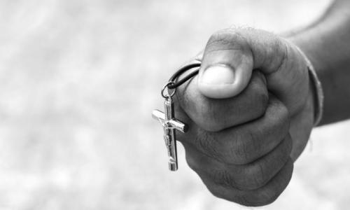 Почему нельзя снимать крестик: не вздумайте этого делать